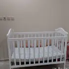 سرير أطفال مع مرتبه