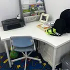 مكتب دراسي من ايكيا نظيف مع كرسي