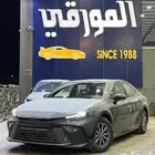 تويوتا كامري e هايبرد 2025 لون أسود