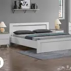 غرفة نوم  سرير مع مرتبة و كمودينتين