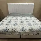 سرير نفرين نظيف ومكتبة تلفزيون