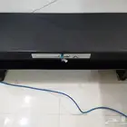 طاولة تلفزيون شاشه وبها مسرح منزلي اوساوندبار ولكن لا تعمل