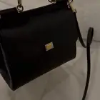 شنطة دولتشي اند غابانا مستعملة خفيف جدا و اصلية