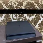 سوني 4 جديد بكرتونه ماستخدم إلى خمس شهور معه يد وحده