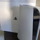 سوني فايف معه اربع شرطان