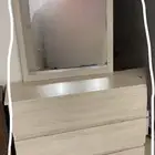 تسريحة يوجد ثلاث دروج مع كرسي حجم وسط