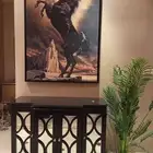 مدخل مع لوحة وشجرة زينة