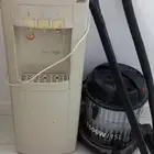 مكنسه كهربائية و برادة ماء