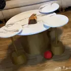 طاولة مع طوايل خدمة
