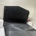 غرفة نوم مكونة من سرير واثنين كومدينا 4 أدراج