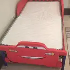 سرير اطفال مع صناديق تخزين وطاولة . السرير مناسب لسن 3 سنوات