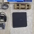 للبيع بلايستيشن 4 سليم الحالة  نظيف ويعمل 100 معه
