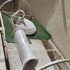 مغسلة حوض ومكتبة صغيرة