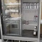 ثلاجة عرض تجارية ببابين زجاجيين منزلقين.