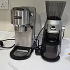 مكينه قهوه ديلونجي مع طاحونه وادوات الي بالصوره