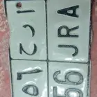 موجوده لوحة سيارة وقعت من سياره على الطريق من يتعرف عليها