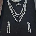 طقم يجمع بين الرقي والتفاصيل الفاخرة قطعة تليق بذوقك.