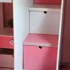 عرض غرفة اطفال نظيفه معر كرسي وماسه مذاكر ادراج تخزين