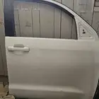 باب سكويا نظيف لون ابيض شد بلد الباب الايمن