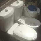 2 كرسي افرنجي خزف سعودي وسخان للبيع