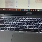 مهندس معدات ثقيل مع فحص كمبيوتر وكهربائي