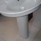 مغسلة مع الحوض شبه جديده