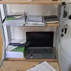 طاولة كبيرة وبها اربع رفوف وحمالة واستاند يصلح ان يكون جزامه