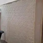 مرتبة سرير نفرين بحالة جيدة وغرفة نوم المخواة