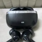 سماعه ايربودز فيها عازل وصوتها عالي جدا