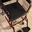 كرسي حمام متحرك شبه جديد للبيع للتواصل