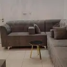 كنب مجلس كبير نظيف مع طاولتين. مع كنب حرف L
