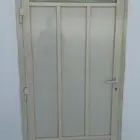 باب المنيوم مع زجاج نظيف جدا
