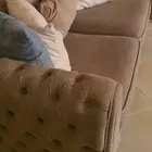 كنبتين وطاولة ووحدة تلفزيون وسجادة