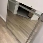 مراية للبيع ماعندي علم عن المتر لاكن ممكن تنحط على جدار