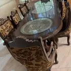 طاوله طعام بحاله جيده ومعها 10 كراسي