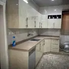 مطبخ وطاولة طعام مع درج بو فيه شبه جديد