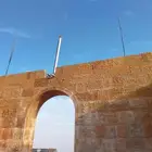 بناء حجر طبيعي شعبي وقص بالمنشار