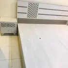 غرفة نوم بدون خزانة ملابس