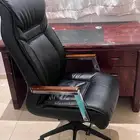 مكتب وكرسي