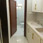 شقه بجانب مسجد الفلقي وممشى النخيل ب1400شامل الكهرباء والماء