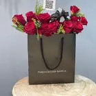 ورد أحمر بهوية فاخرة