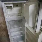 ثلاثه مكيفات وثلاج ومطبخ وبتقاز وربعه كراسي خشب نفر واحد