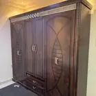 سرير غرفة نوم مع الدولاب