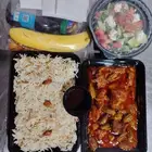 وجبة غداء متكاملة ومغذية  مصممة خصيص ا للعمالة في المشاريع