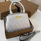 متجر_كاتشي شنطة كتف من دكني بلون المشمش وتصميم عصري.