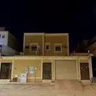 للبيع فيلا دور وثلاث شقق طويق