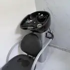 أدوات المشغل كراسي والمغسلة جميعهم بألف ريال