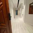 شقة مؤثثة بالكامل بديكور عصري و راقي