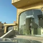 بوفية للتقبيل بكامل أغراضها