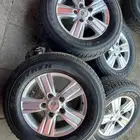 كفرات مقاس 285.60.18مع جنوط جيب لاندكروزر 2015 اصلي وكاله